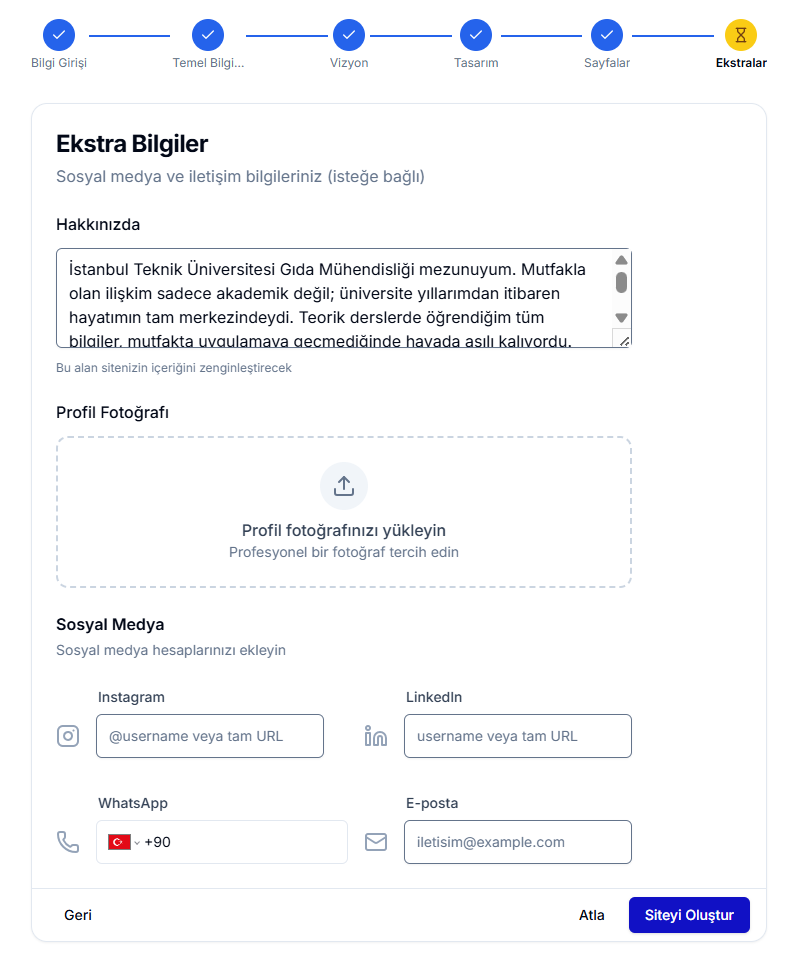 AI Manuel Giriş Adım 5 'Ekstra Bilgiler' — Hakkınızda metin alanı, Profil Fotoğrafı yükleme alanı, Sosyal Medya alanları (Instagram, LinkedIn, WhatsApp +90, E-posta) ve 'Siteyi Oluştur' butonu