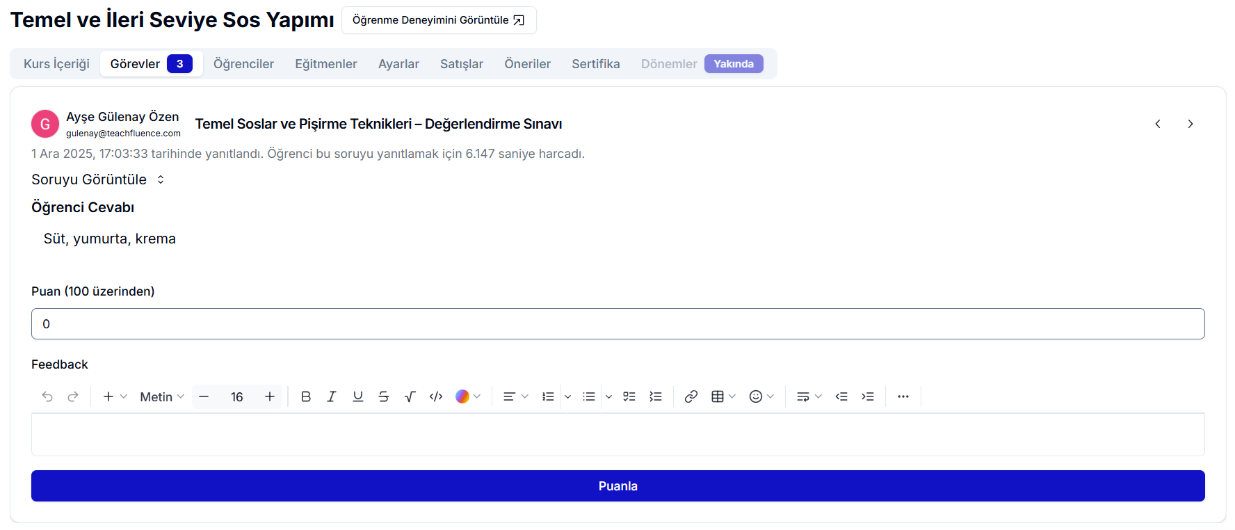 Kurs Görevler sekmesi — bir quiz cevabı puanlanmayı bekliyor; Ayşe Gülenay Özen'in 'Temel Soslar ve Pişirme Teknikleri – Değerlendirme Sınavı' cevabı 'Süt, yumurta, krema', altta Puan (100 üzerinden), Feedback editörü ve mavi Puanla butonu