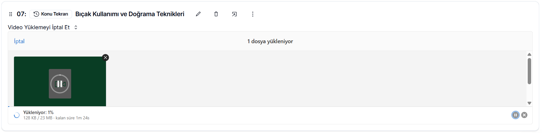Video yüklenme görüntüsü — '1 dosya yükleniyor' başlığı, yeşil video önizleme küçük resmi, ilerleme çubuğu 'Yükleniyor: 1% — 128 KB / 23 MB · kalan süre 1m 24s' ve duraklat/iptal butonları