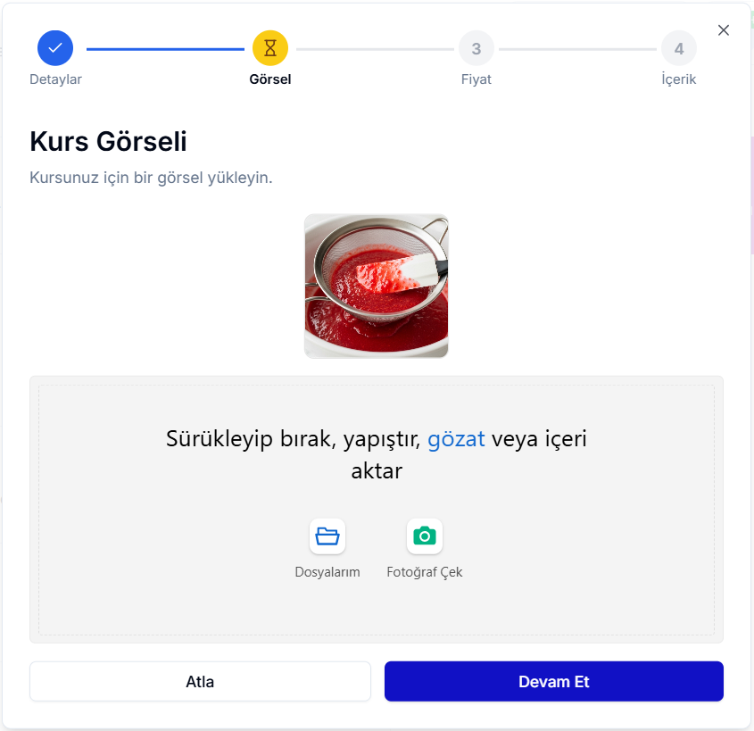 Kurs Oluştur adımı 2 — Görsel: kursu temsil eden sos ve süzgeç fotoğrafı önizlemesi; Sürükleyip bırak, yapıştır, gözat veya içeri aktar alanı, Dosyalarım / Fotoğraf Çek seçenekleri, Atla ve Devam Et butonları