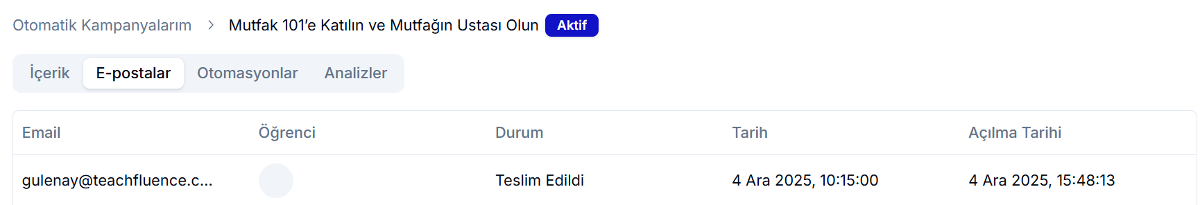 Otomatik Kampanya E-postalar sekmesi — alıcı e-posta, öğrenci, durum, gönderim tarihi ve açılma tarihi sütunlu gönderim tablosu