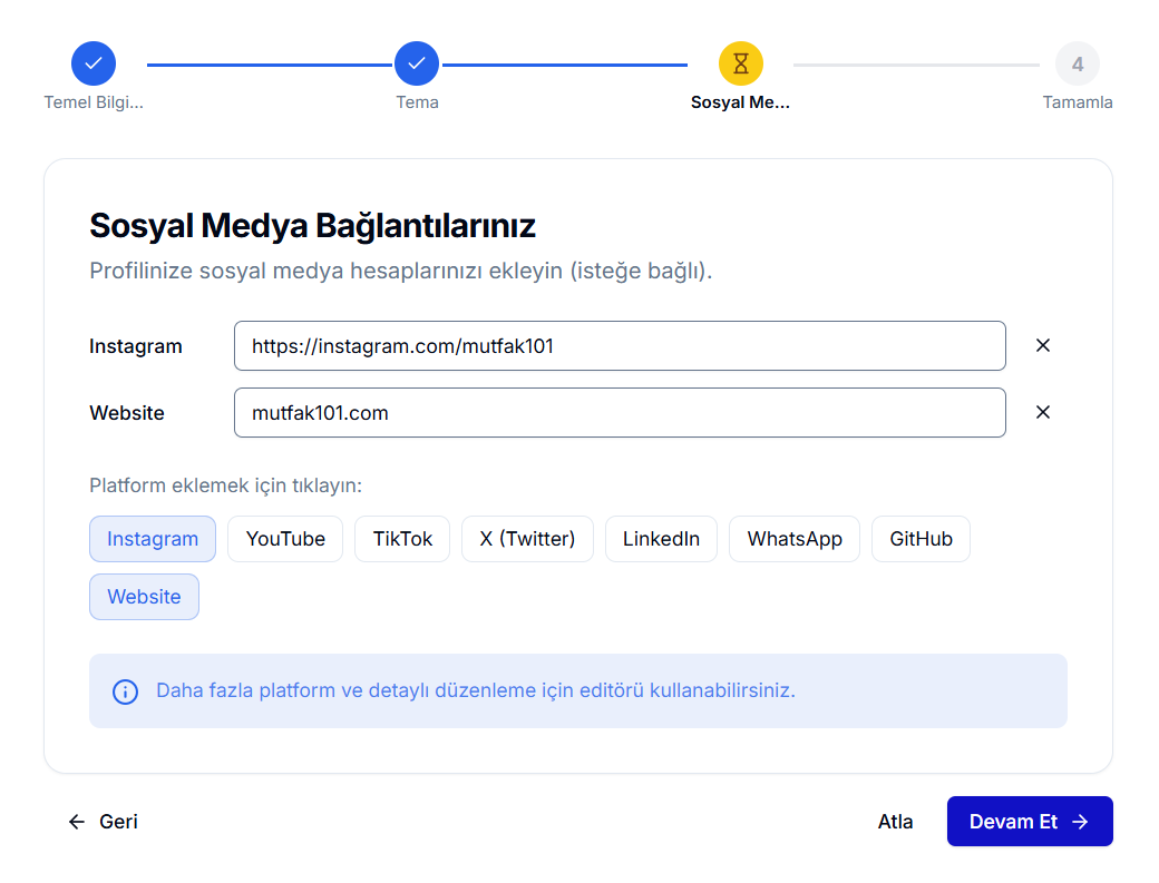Onboarding Adım 3 — Sosyal Medya Bağlantılarınız; Instagram ve Website alanları doldurulmuş, platform seçici ile Instagram/YouTube/TikTok/X/LinkedIn/WhatsApp/GitHub/Website ekleme butonları